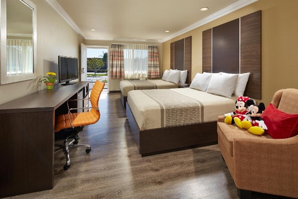 Eden Roc Inn & Suites near the Maingate image 1