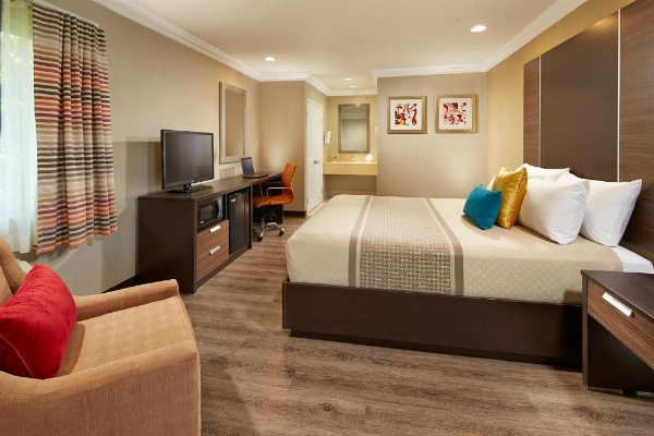 Eden Roc Inn & Suites near the Maingate image 20
